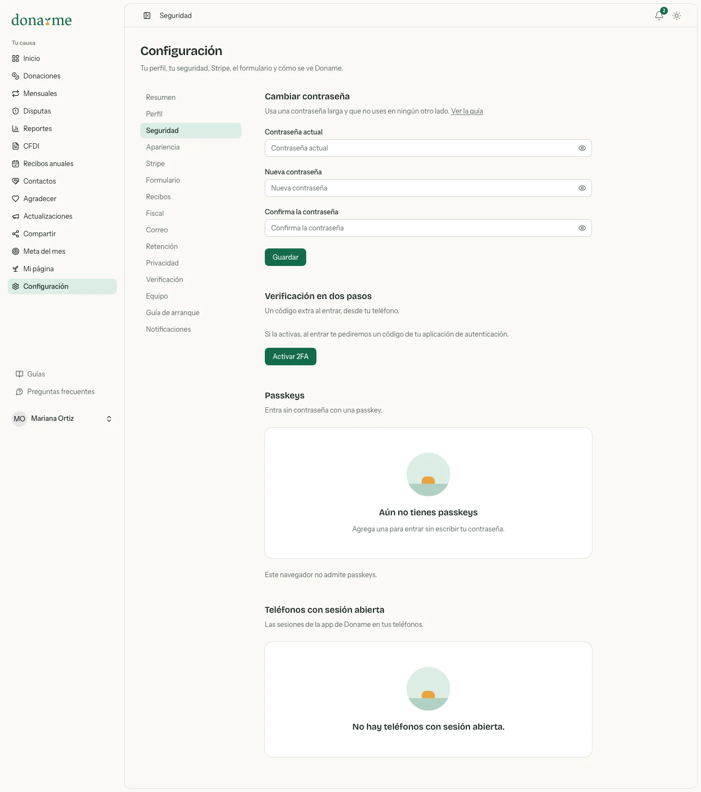 Pantalla Seguridad con el cambio de contraseña, la verificación en dos pasos y las passkeys
